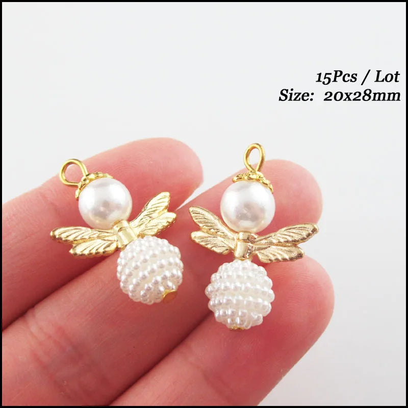 Novos Encantos de Anjo Dançante Coração Branco Pendente em Forma de Gota de Flor com Chifre em Acrílico e Asas Douradas
