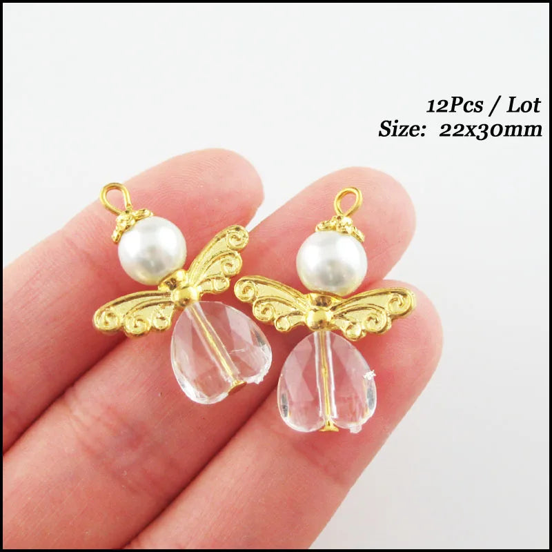 Novos Encantos de Anjo Dançante Coração Branco Pendente em Forma de Gota de Flor com Chifre em Acrílico e Asas Douradas