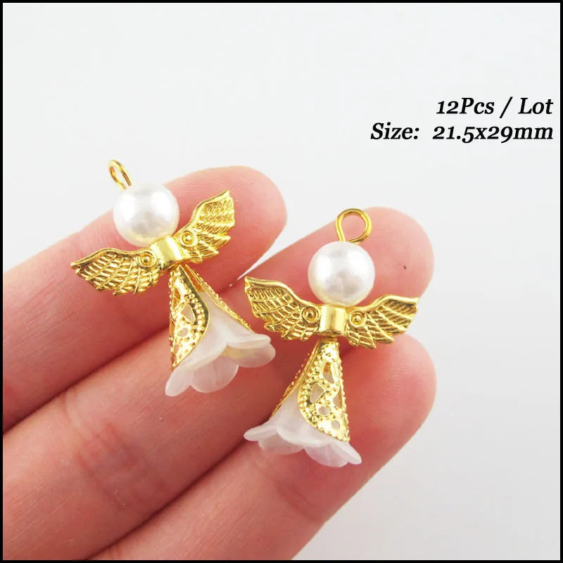 Novos Encantos de Anjo Dançante Coração Branco Pendente em Forma de Gota de Flor com Chifre em Acrílico e Asas Douradas