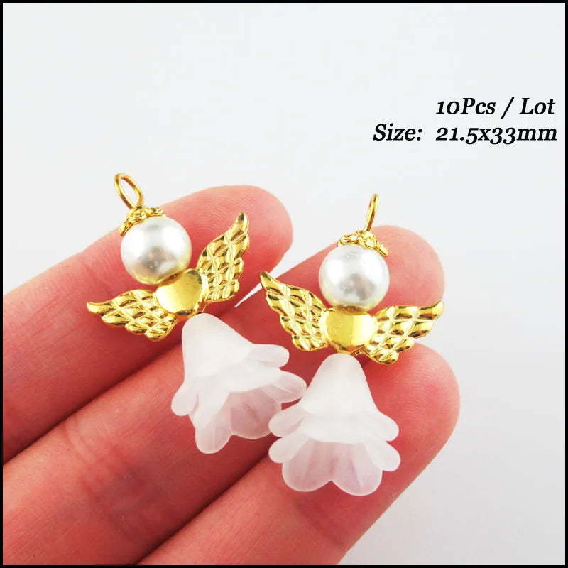 Novos Encantos de Anjo Dançante Coração Branco Pendente em Forma de Gota de Flor com Chifre em Acrílico e Asas Douradas