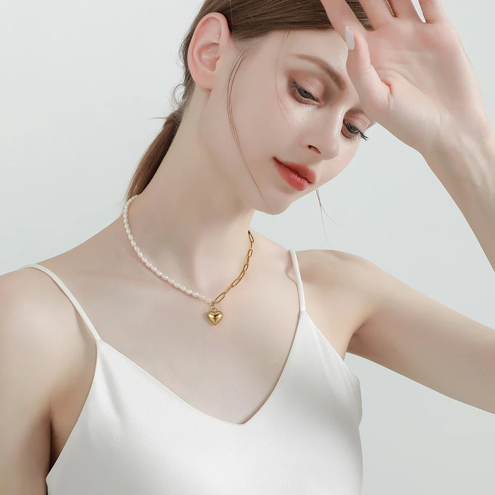 COLAR DE PEROLA NATURAL COM CORAÇÃO DE PENDENTE EM ELOS MEIA PAPERCLIP DE OURO 14K ORSA JEWELS PARA MULHERES E MENINAS GPN33