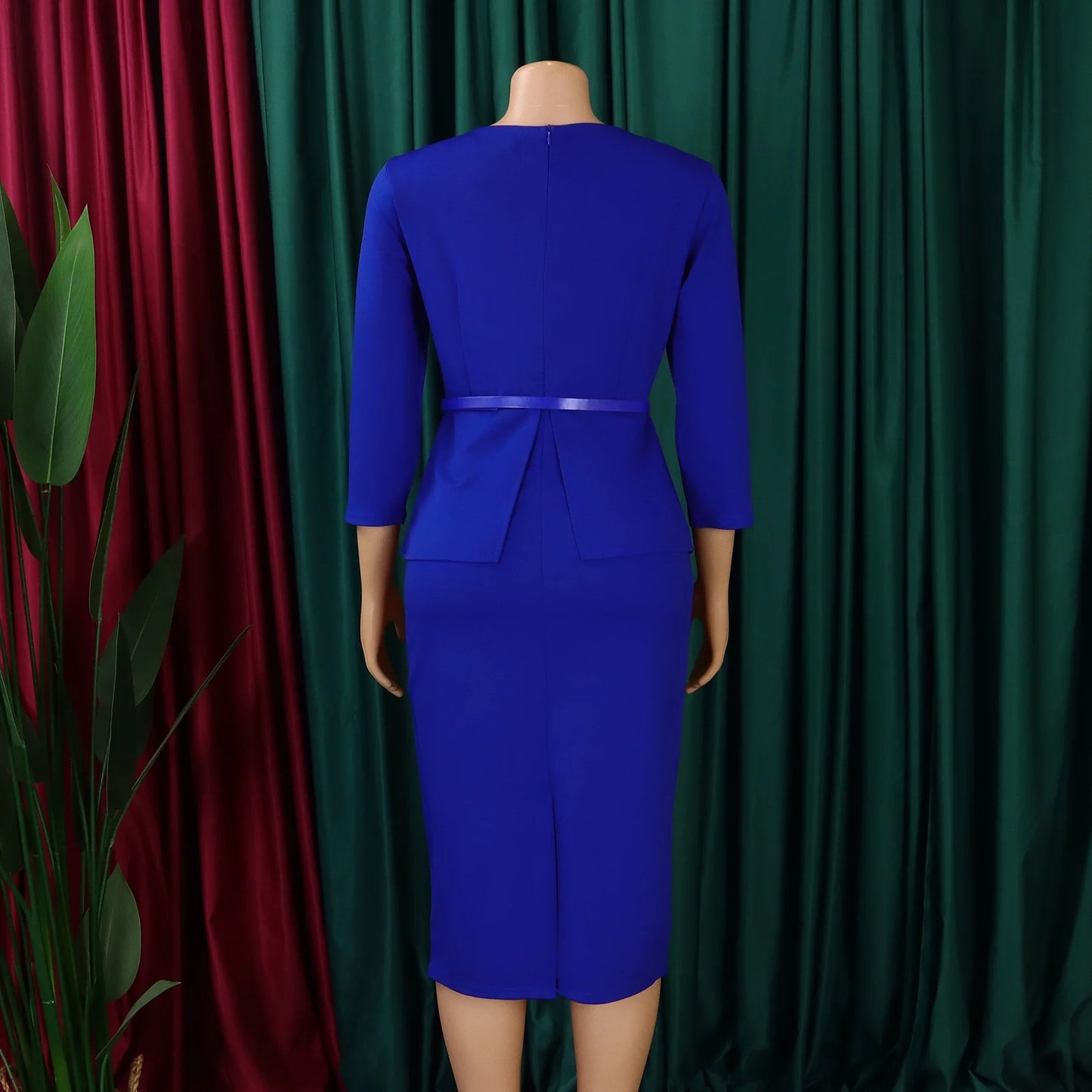 Vestido Formal para o Trabalho Feminino com Gola Assimétrica, Mangas Três Quartos, Cintura com Cinto, Silhueta Justa com Pacote de Quadris até a Panturrilha