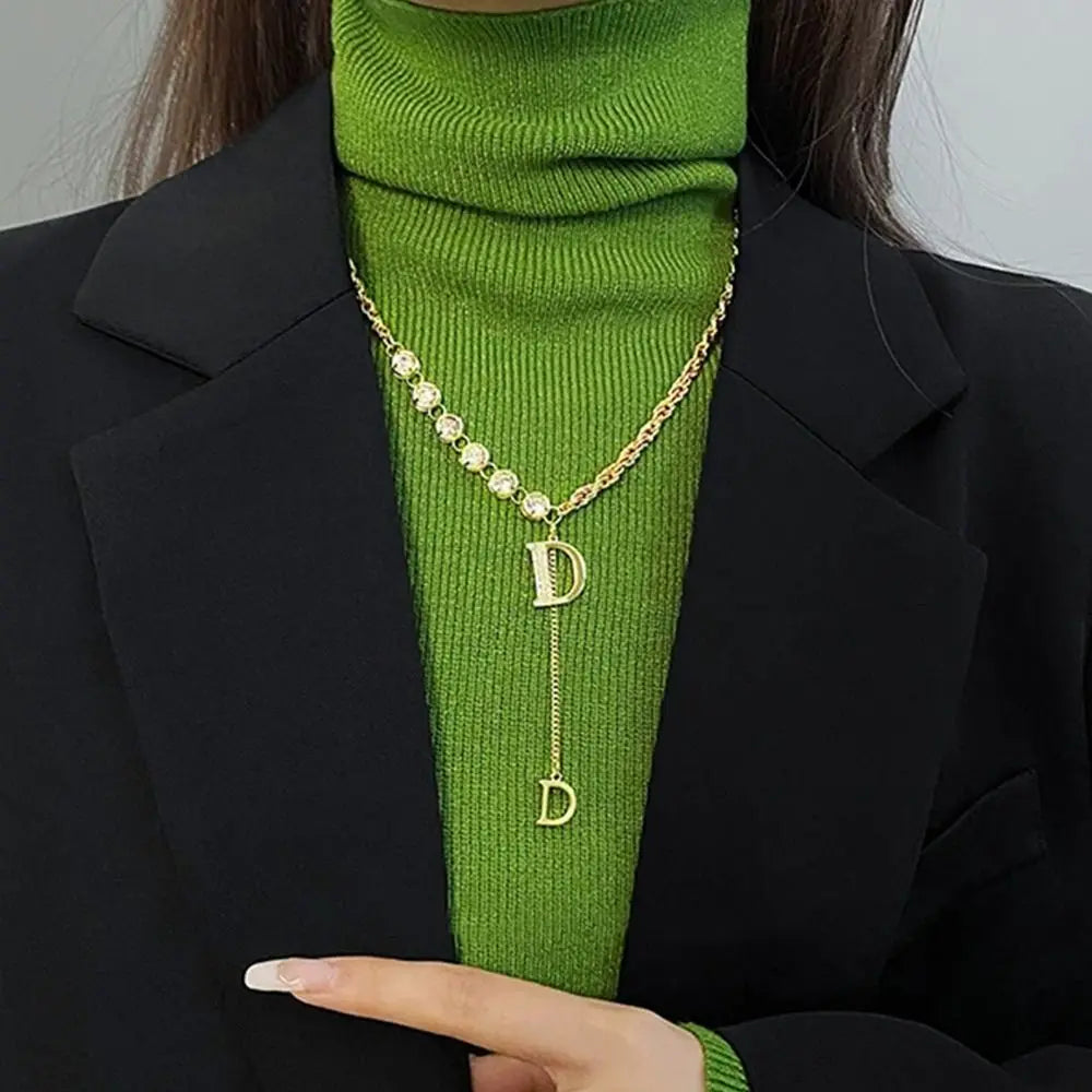 Colar Longo com Pendente da Letra D em Zircônia - Design Sensível - Cadeia de Suéter de Inverno - Joias de Moda para Mulheres e Meninas - Presente para Festas