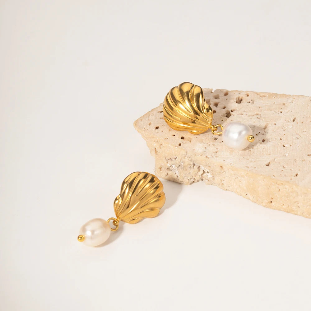 Brincos de Pérola de Água Doce Natural da Youthway Beach Shell para Mulheres, Cor Dourada, Joias à Prova D'Água para Festas com Temperamento