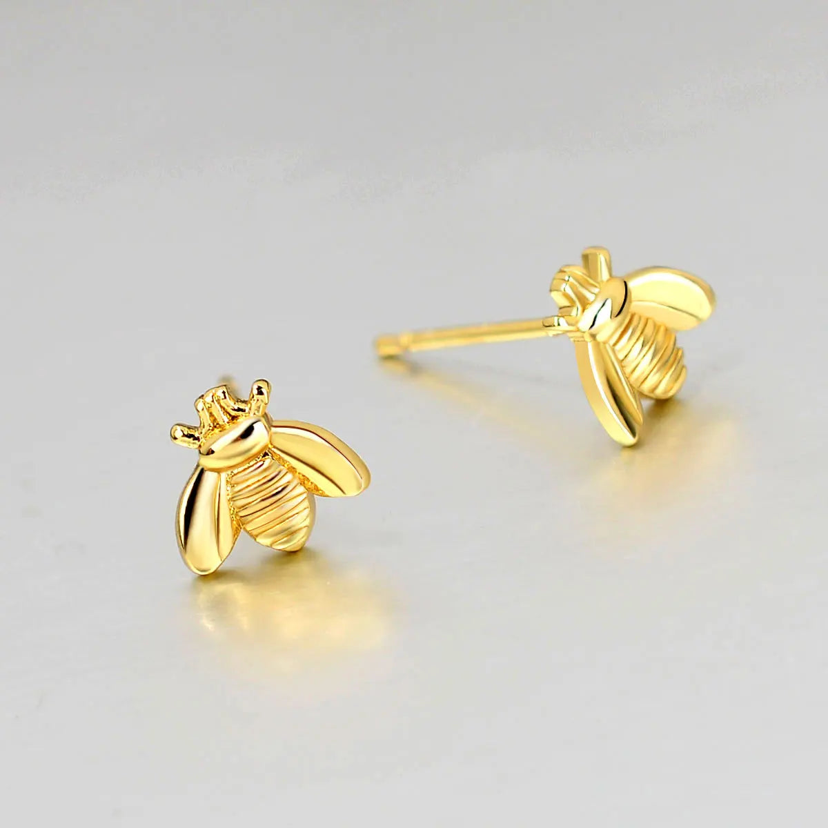 Brincos de Estudo de Inseto Fashion Cute - Brincos de Abelha Bumble Pequenos em Cor Dourada, Mini Rainha Abelha, Acessórios de Joias para Mulheres em Festa
