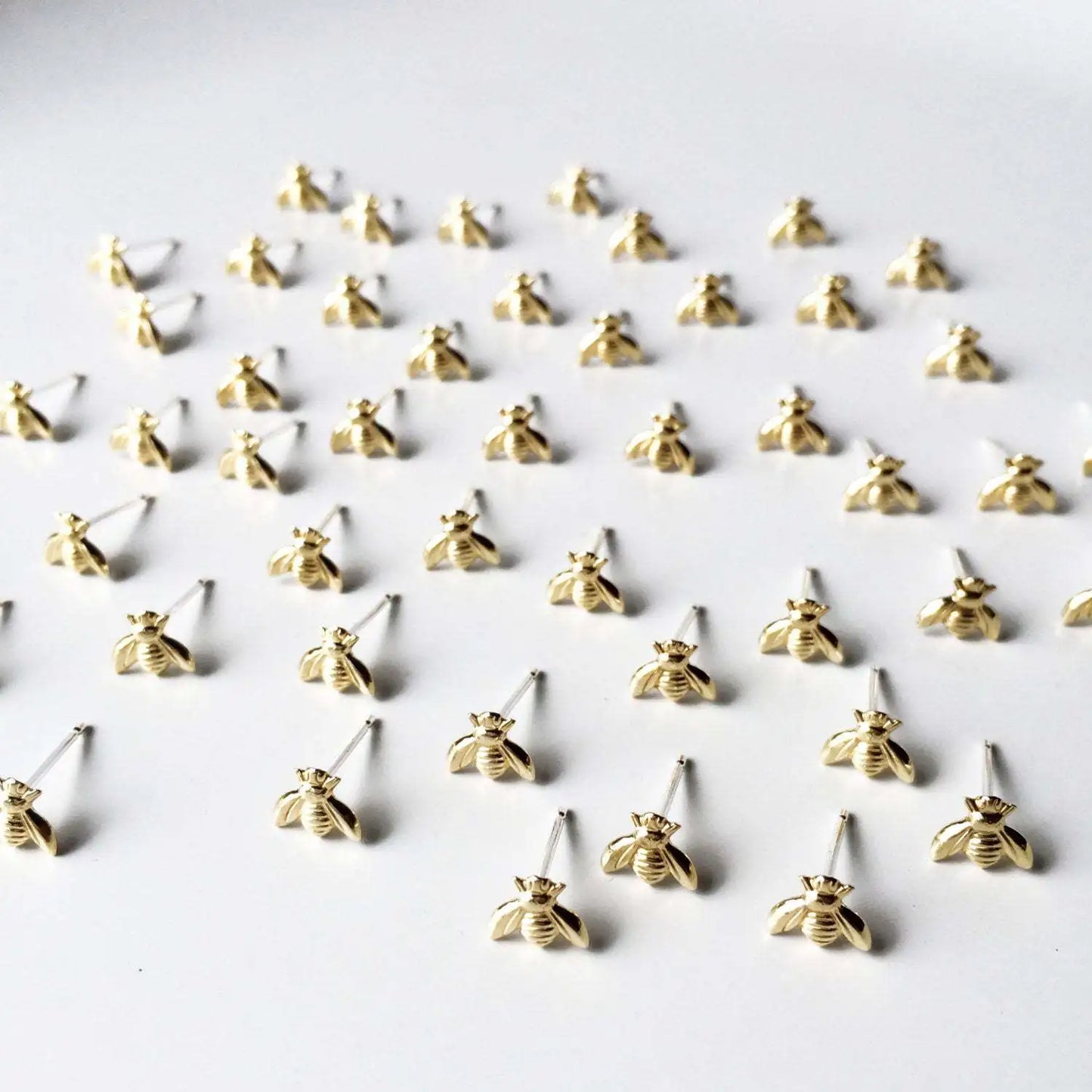 Brincos de Estudo de Inseto Fashion Cute - Brincos de Abelha Bumble Pequenos em Cor Dourada, Mini Rainha Abelha, Acessórios de Joias para Mulheres em Festa