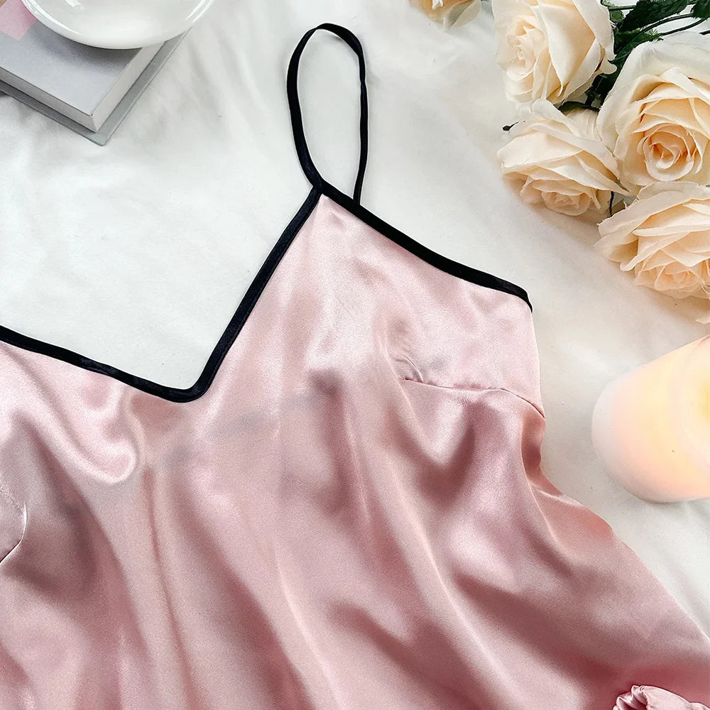 Pijamas femininos de satin lisos com camiseta em V, bordas com babados e shorts com laço. Conjunto de pijamas simples e respirável para casa.