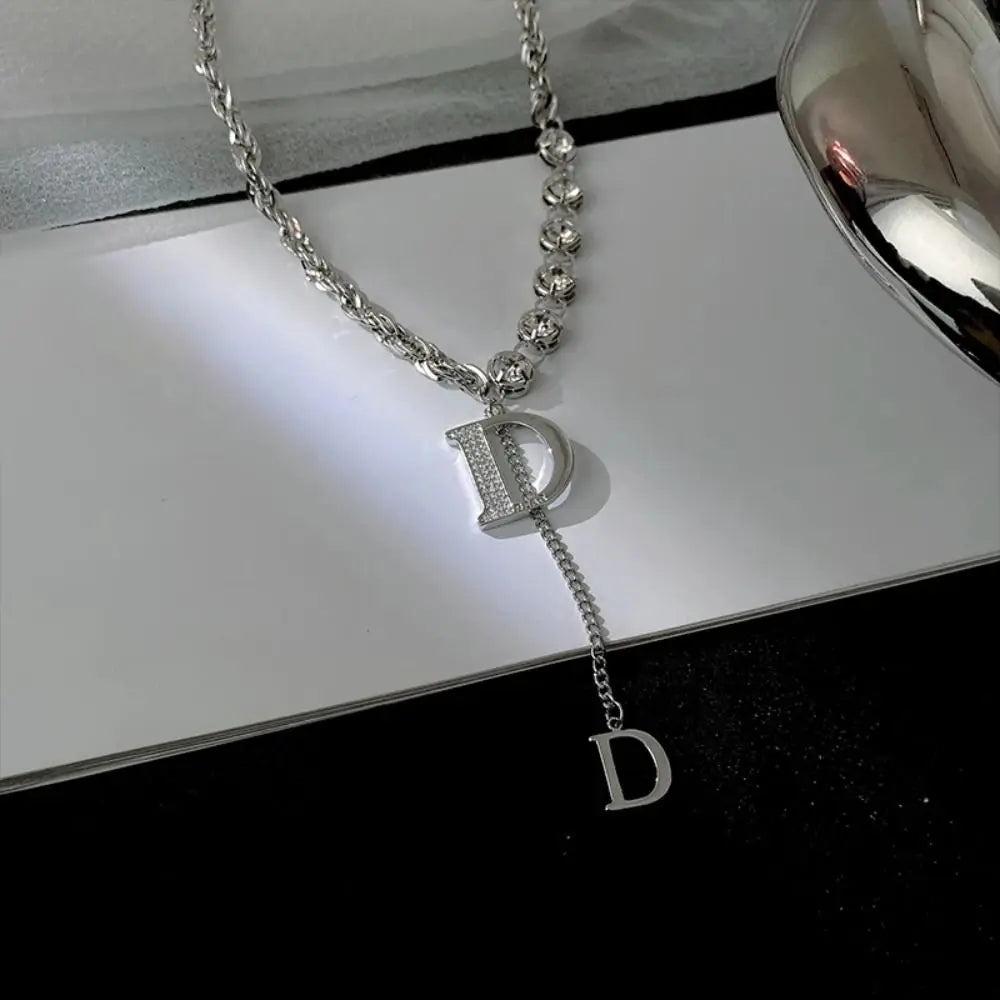 Colar Longo com Pendente da Letra D em Zircônia - Design Sensível - Cadeia de Suéter de Inverno - Joias de Moda para Mulheres e Meninas - Presente para Festas