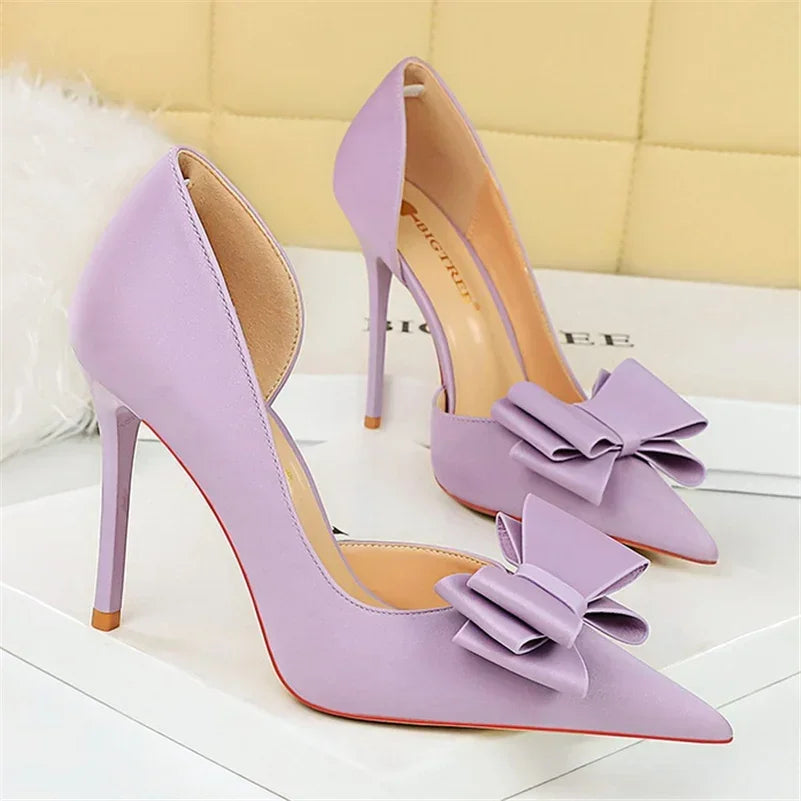 Saltos Altos Femininos de 10,5 cm 2024, Bombas Laterais Vazadas Doces Coreanas, Salto Kawaii com Laço em Verde e Roxo, Sapatos de Seda Satin para Festa e Formatura
