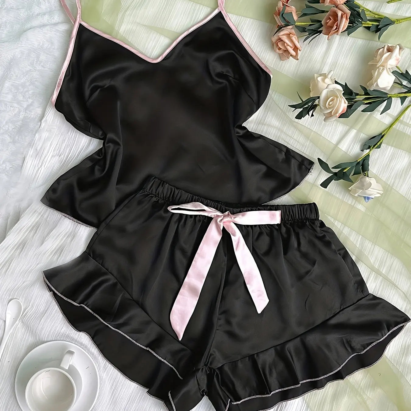 Pijamas femininos de satin lisos com camiseta em V, bordas com babados e shorts com laço. Conjunto de pijamas simples e respirável para casa.