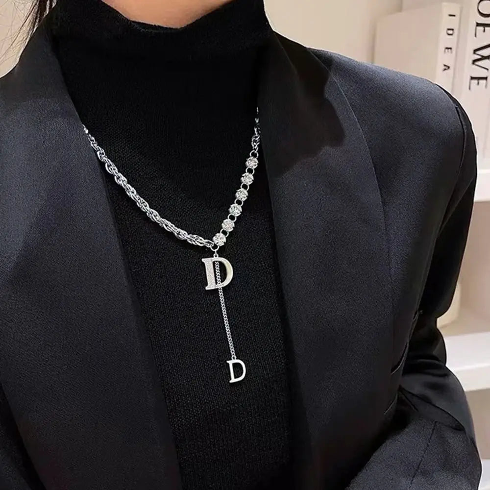 Colar Longo com Pendente da Letra D em Zircônia - Design Sensível - Cadeia de Suéter de Inverno - Joias de Moda para Mulheres e Meninas - Presente para Festas
