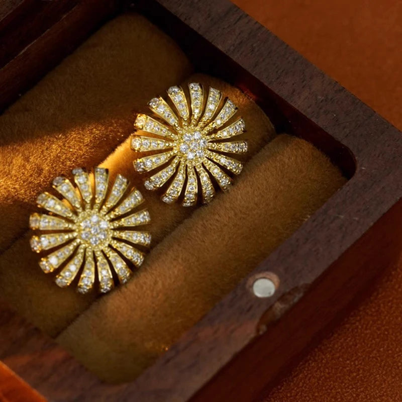 Brincos de Flor Dourada Huitan Elegantes para Mulheres, Joias de Zircônia Brilhante para Compromisso, Acessórios Estéticos de Estudo para Casamento