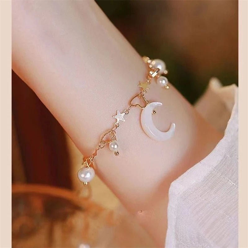 Pulseira de Pérola da Lua Coreana Romântica para Mulheres, Elegante e Exquisita, com Encanto de Estrela e Coração, Braceletes de Cadeia para o Natal.