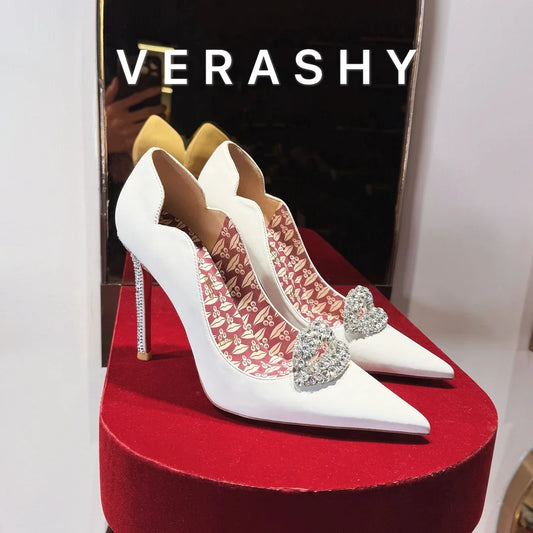 Sapatos de salto alto brancos com bico fino e fundo vermelho, estilo elegante feminino com saltos finos, sapatos de festa para casamento.