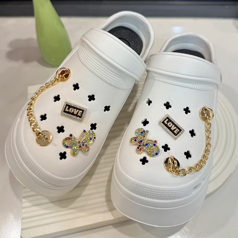 Sandálias Plataforma Chunky de Cadeia Metálica 2025 para Mulheres, Chinelo de Borboleta com Diamante, Slippers com Salto em Wedge, Verão, Antiderrapante, Sandálias de Praia Feminina
