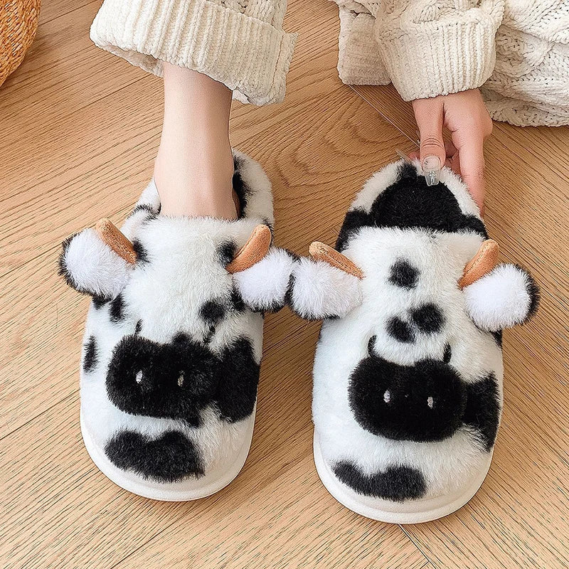 Pantufas de vaca de pelúcia para o inverno novo 2024, mulheres, slides de casa antiderrapantes, sapatos femininos macios com cobertura para os dedos, sapatilhas de algodão para o lar.