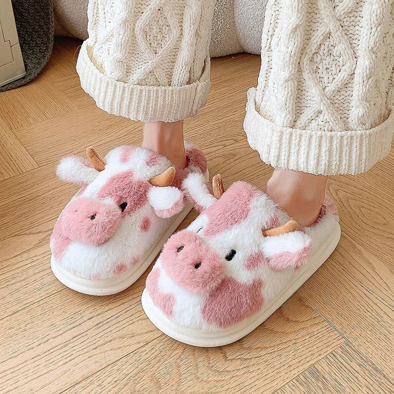 Pantufas de vaca de pelúcia para o inverno novo 2024, mulheres, slides de casa antiderrapantes, sapatos femininos macios com cobertura para os dedos, sapatilhas de algodão para o lar.