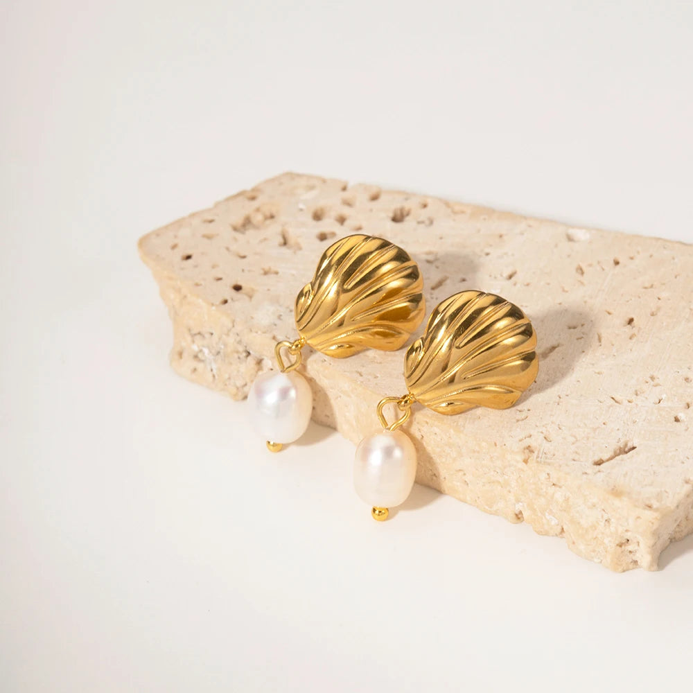 Brincos de Pérola de Água Doce Natural da Youthway Beach Shell para Mulheres, Cor Dourada, Joias à Prova D'Água para Festas com Temperamento