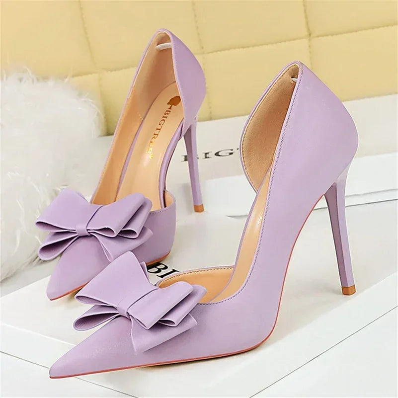 Saltos Altos Femininos de 10,5 cm 2024, Bombas Laterais Vazadas Doces Coreanas, Salto Kawaii com Laço em Verde e Roxo, Sapatos de Seda Satin para Festa e Formatura