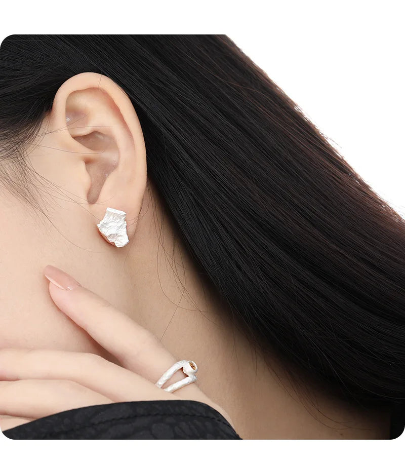 Brincos de Pino Assimétricos em Prata Esterlina S925 com Textura F.I.N.S, Joias Finas Irregulares e Desiguais para Furação de Orelhas, Acessórios Femininos