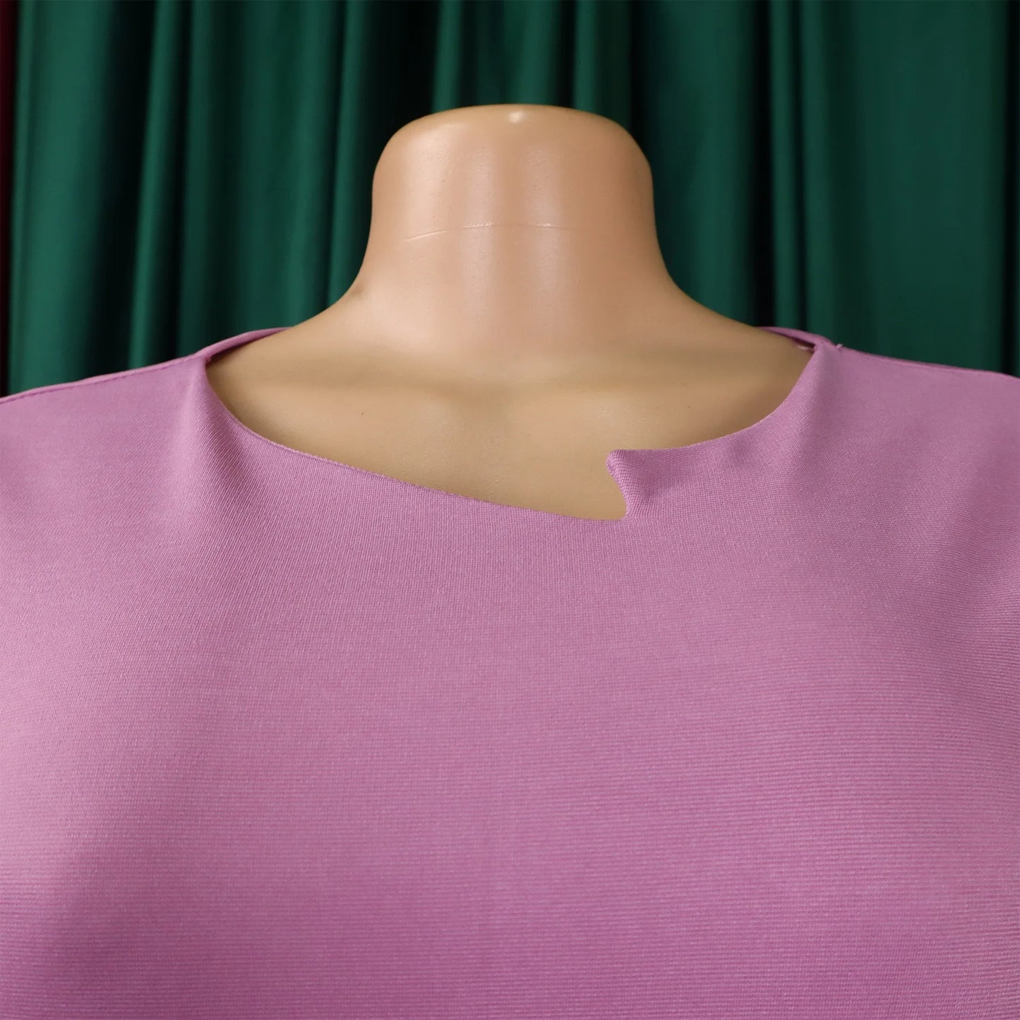 Vestido Formal para o Trabalho Feminino com Gola Assimétrica, Mangas Três Quartos, Cintura com Cinto, Silhueta Justa com Pacote de Quadris até a Panturrilha