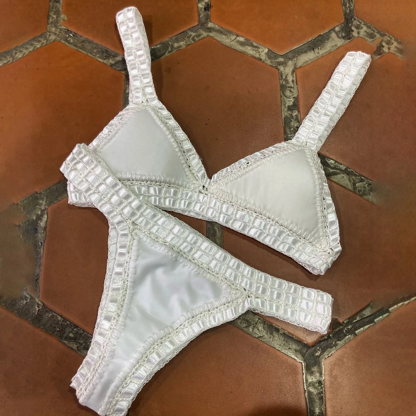 Biquíni de Crochê Rosa 2025 Moda Praia Sexy para Mulheres Conjunto de Biquíni Micro Biquíni com Top Bandeau Roupas de Praia Biquíni Brasileiro