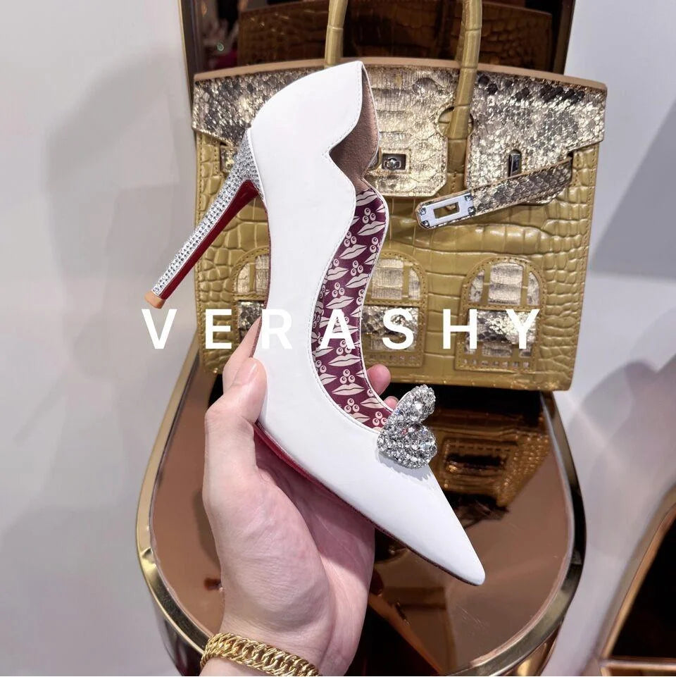Sapatos de salto alto brancos com bico fino e fundo vermelho, estilo elegante feminino com saltos finos, sapatos de festa para casamento.