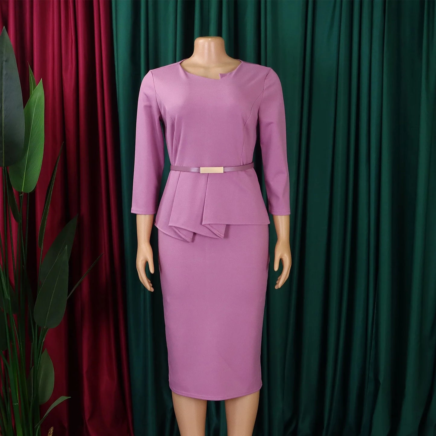 Vestido Formal para o Trabalho Feminino com Gola Assimétrica, Mangas Três Quartos, Cintura com Cinto, Silhueta Justa com Pacote de Quadris até a Panturrilha