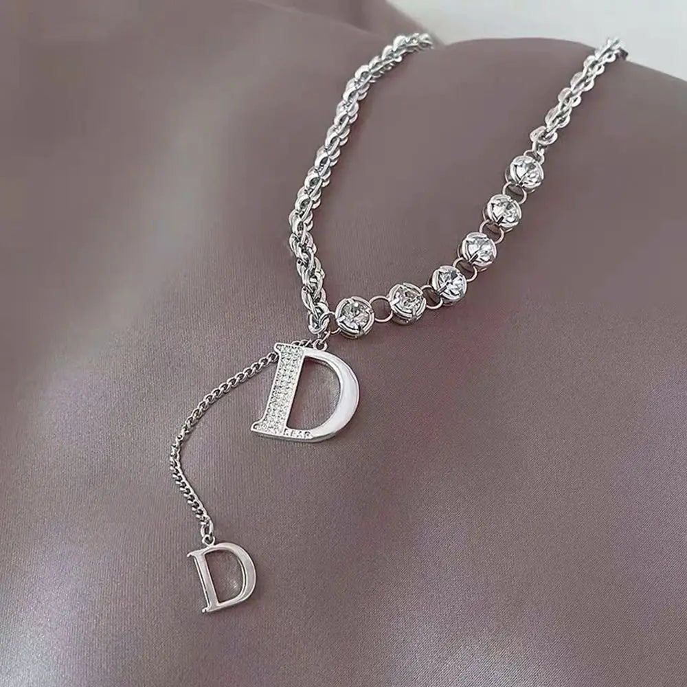 Colar Longo com Pendente da Letra D em Zircônia - Design Sensível - Cadeia de Suéter de Inverno - Joias de Moda para Mulheres e Meninas - Presente para Festas