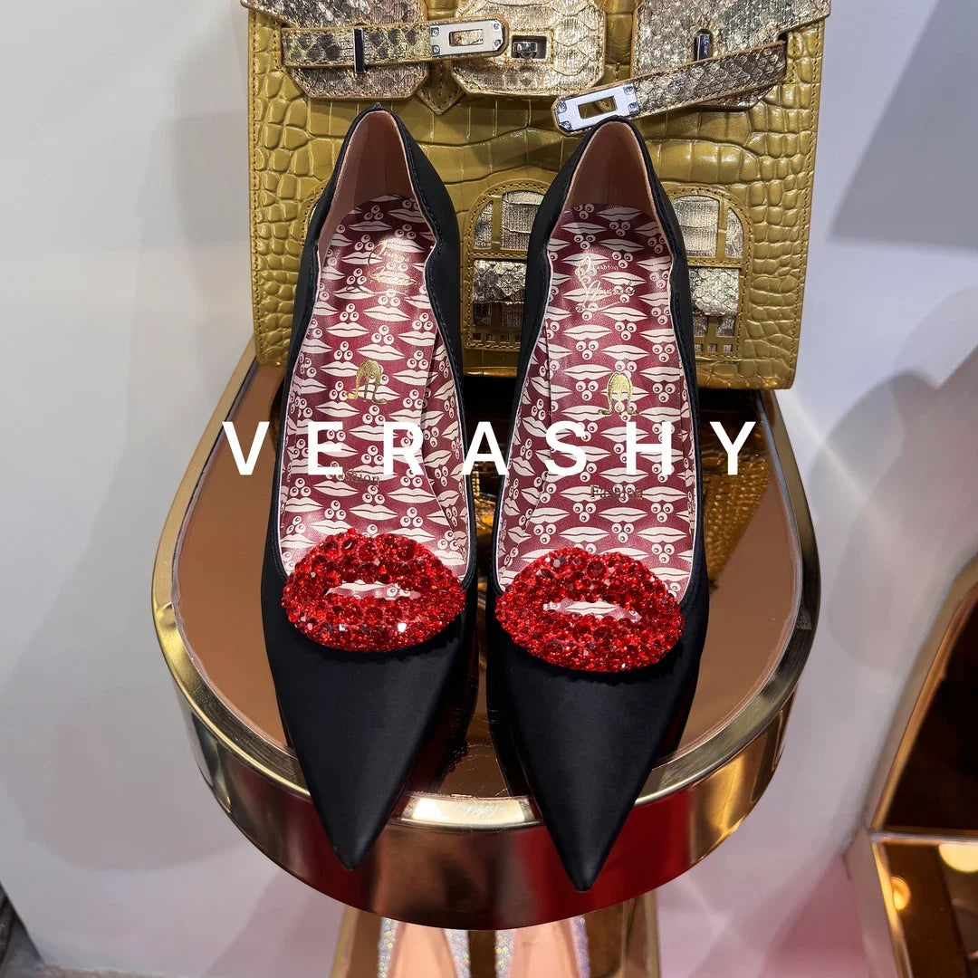 Sapatos de salto alto brancos com bico fino e fundo vermelho, estilo elegante feminino com saltos finos, sapatos de festa para casamento.