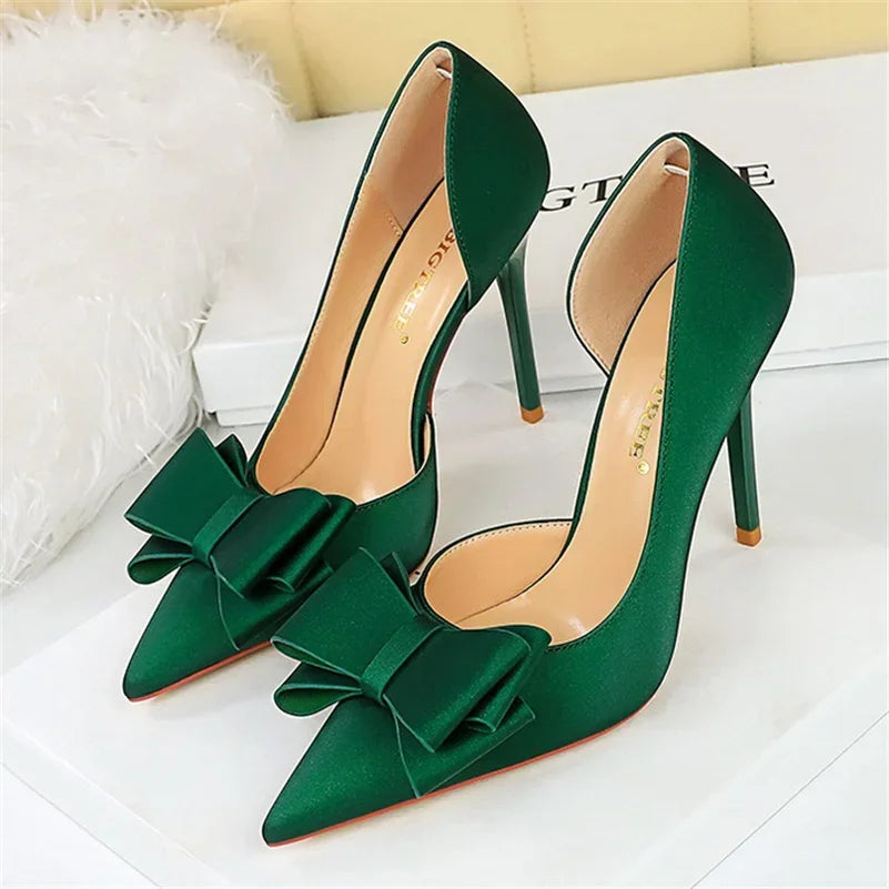 Saltos Altos Femininos de 10,5 cm 2024, Bombas Laterais Vazadas Doces Coreanas, Salto Kawaii com Laço em Verde e Roxo, Sapatos de Seda Satin para Festa e Formatura