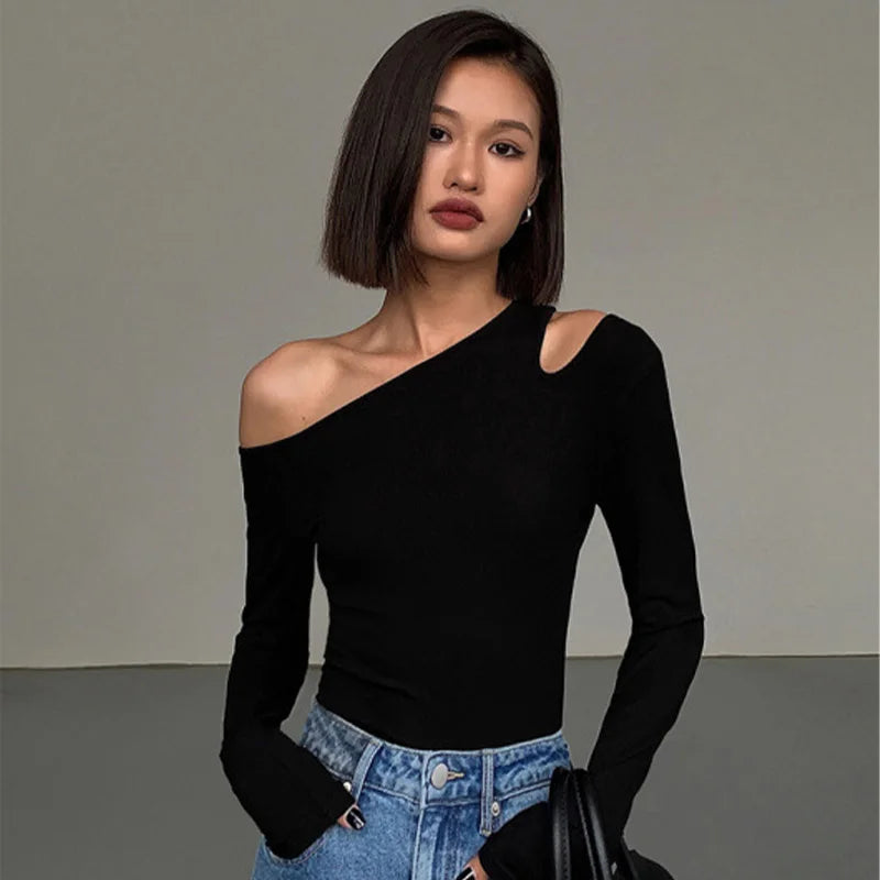 Camisetas Femininas de Manga Longa com Gola Assimétrica Off-Shoulder, Nova Coleção Primavera, Slim Fit, Top Cropped Sexy com Recortes