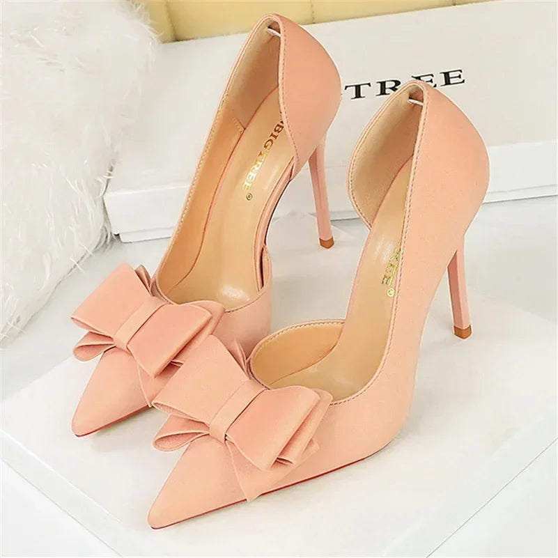 Saltos Altos Femininos de 10,5 cm 2024, Bombas Laterais Vazadas Doces Coreanas, Salto Kawaii com Laço em Verde e Roxo, Sapatos de Seda Satin para Festa e Formatura