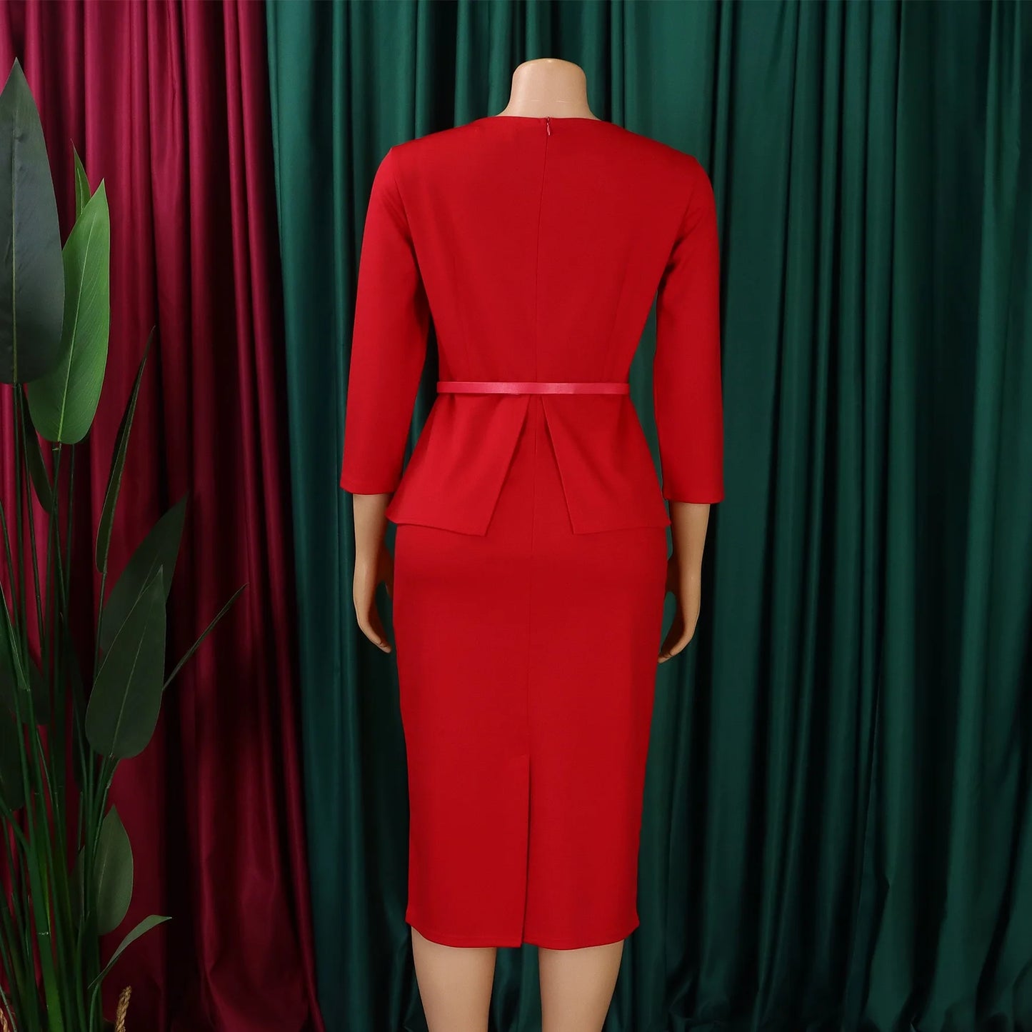 Vestido Formal para o Trabalho Feminino com Gola Assimétrica, Mangas Três Quartos, Cintura com Cinto, Silhueta Justa com Pacote de Quadris até a Panturrilha