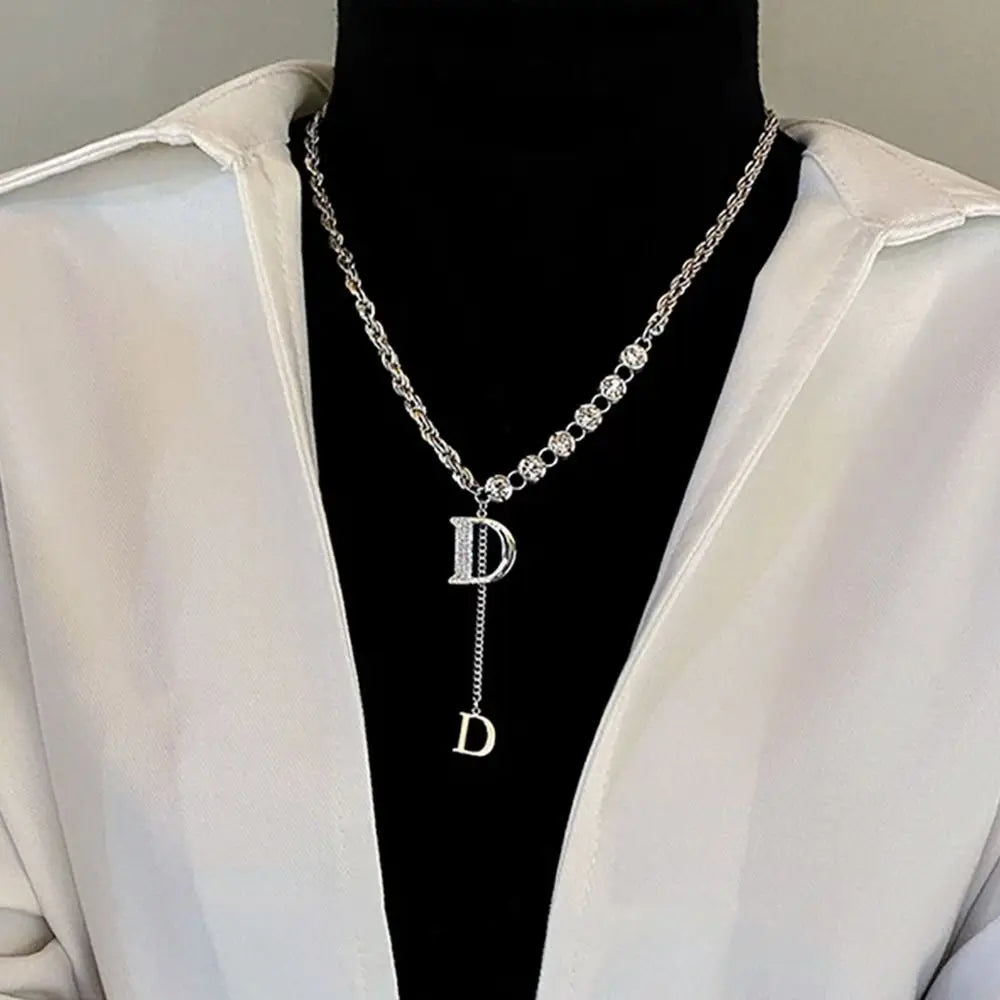 Colar Longo com Pendente da Letra D em Zircônia - Design Sensível - Cadeia de Suéter de Inverno - Joias de Moda para Mulheres e Meninas - Presente para Festas