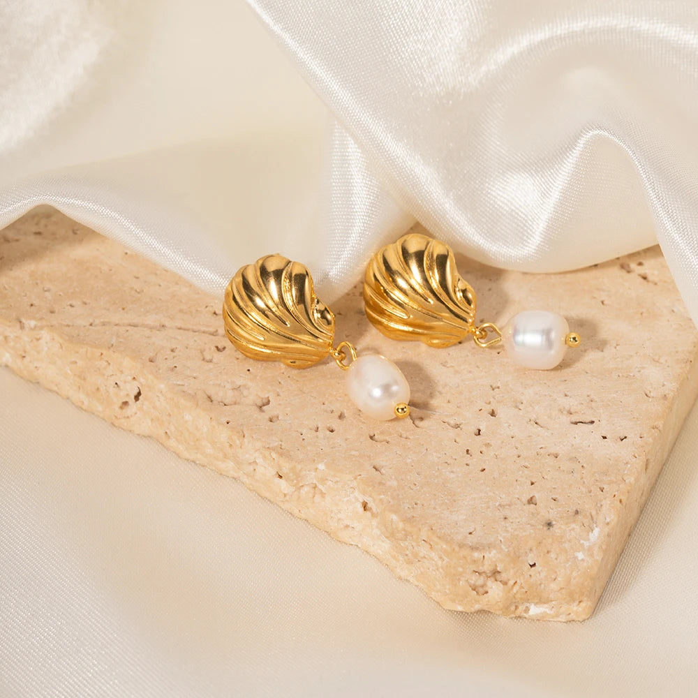 Brincos de Pérola de Água Doce Natural da Youthway Beach Shell para Mulheres, Cor Dourada, Joias à Prova D'Água para Festas com Temperamento