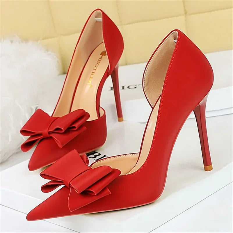 Saltos Altos Femininos de 10,5 cm 2024, Bombas Laterais Vazadas Doces Coreanas, Salto Kawaii com Laço em Verde e Roxo, Sapatos de Seda Satin para Festa e Formatura