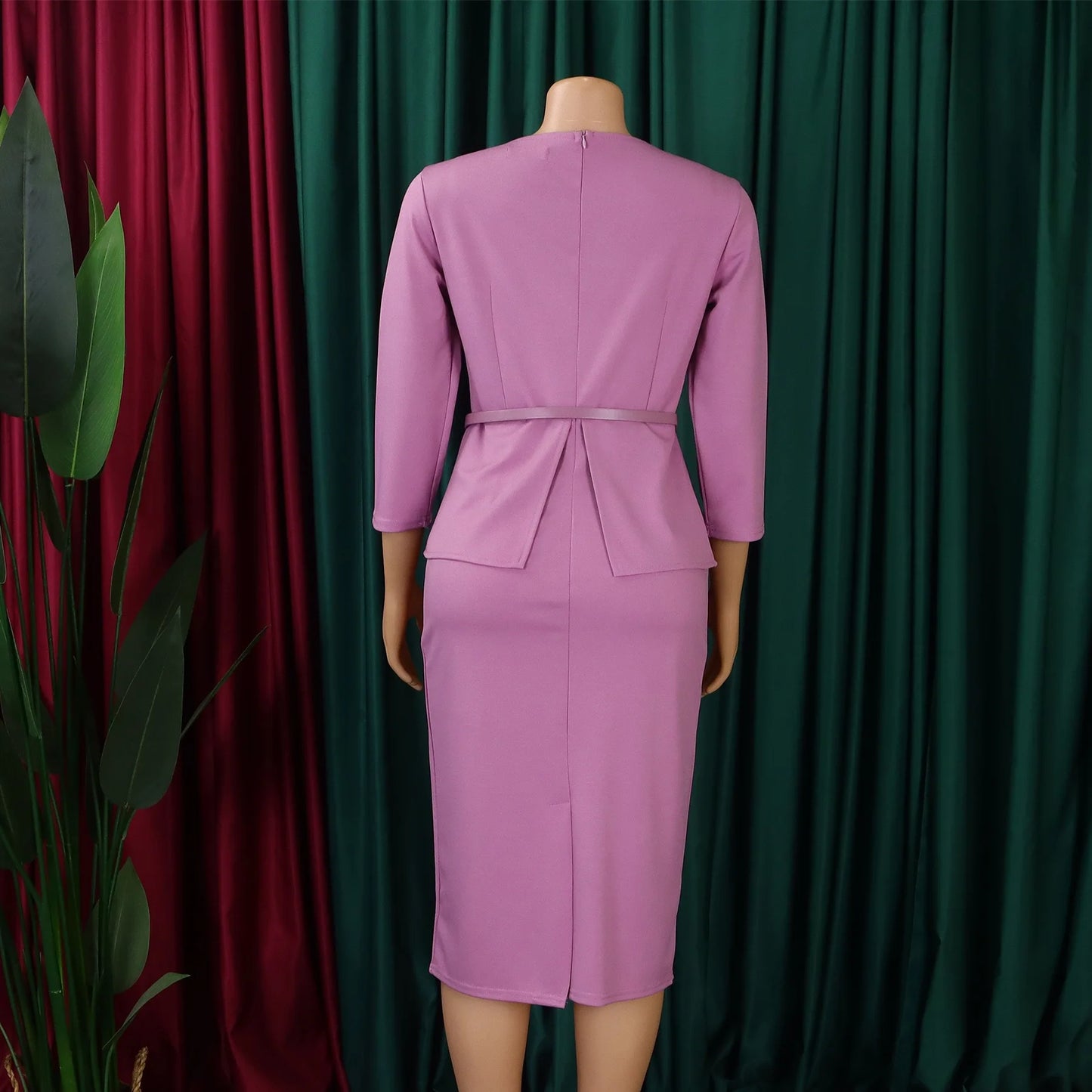 Vestido Formal para o Trabalho Feminino com Gola Assimétrica, Mangas Três Quartos, Cintura com Cinto, Silhueta Justa com Pacote de Quadris até a Panturrilha