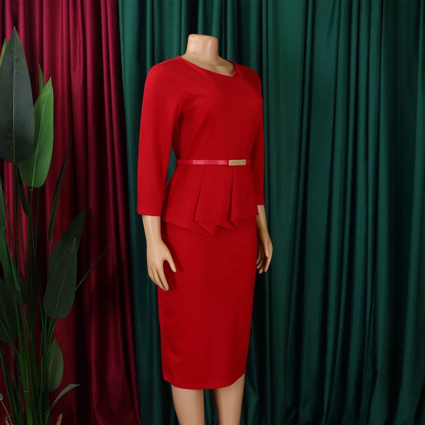Vestido Formal para o Trabalho Feminino com Gola Assimétrica, Mangas Três Quartos, Cintura com Cinto, Silhueta Justa com Pacote de Quadris até a Panturrilha