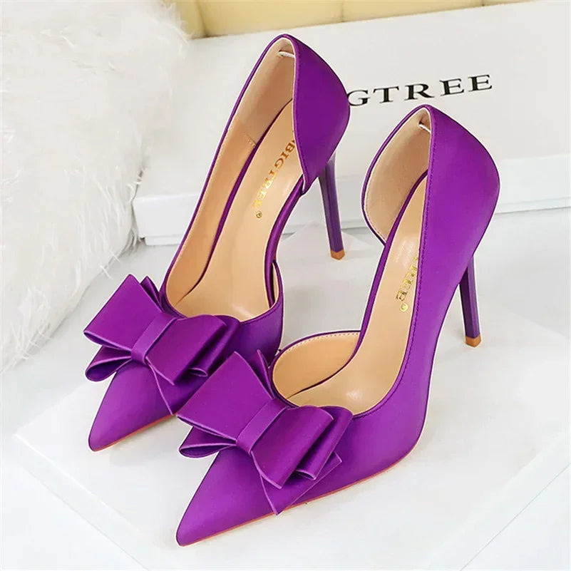 Saltos Altos Femininos de 10,5 cm 2024, Bombas Laterais Vazadas Doces Coreanas, Salto Kawaii com Laço em Verde e Roxo, Sapatos de Seda Satin para Festa e Formatura