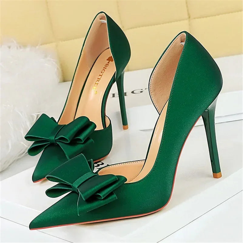 Saltos Altos Femininos de 10,5 cm 2024, Bombas Laterais Vazadas Doces Coreanas, Salto Kawaii com Laço em Verde e Roxo, Sapatos de Seda Satin para Festa e Formatura