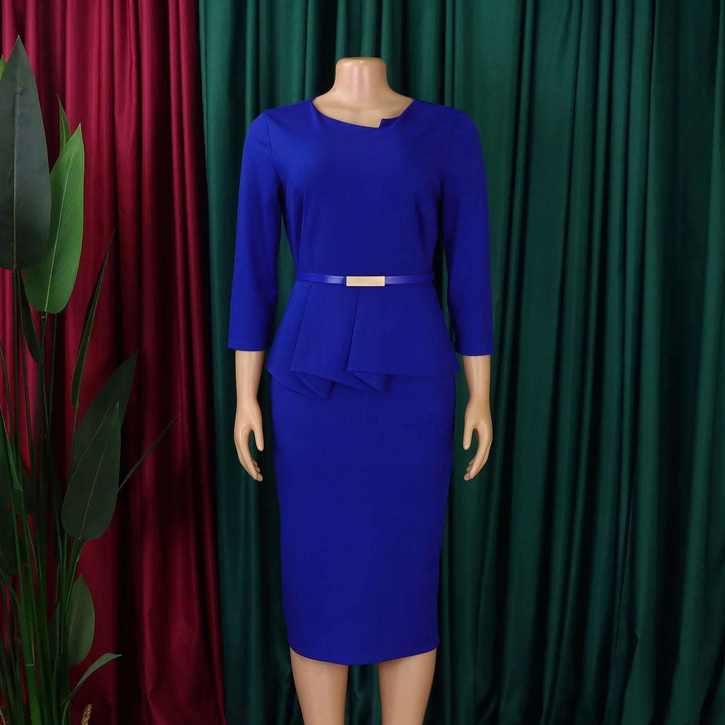Vestido Formal para o Trabalho Feminino com Gola Assimétrica, Mangas Três Quartos, Cintura com Cinto, Silhueta Justa com Pacote de Quadris até a Panturrilha