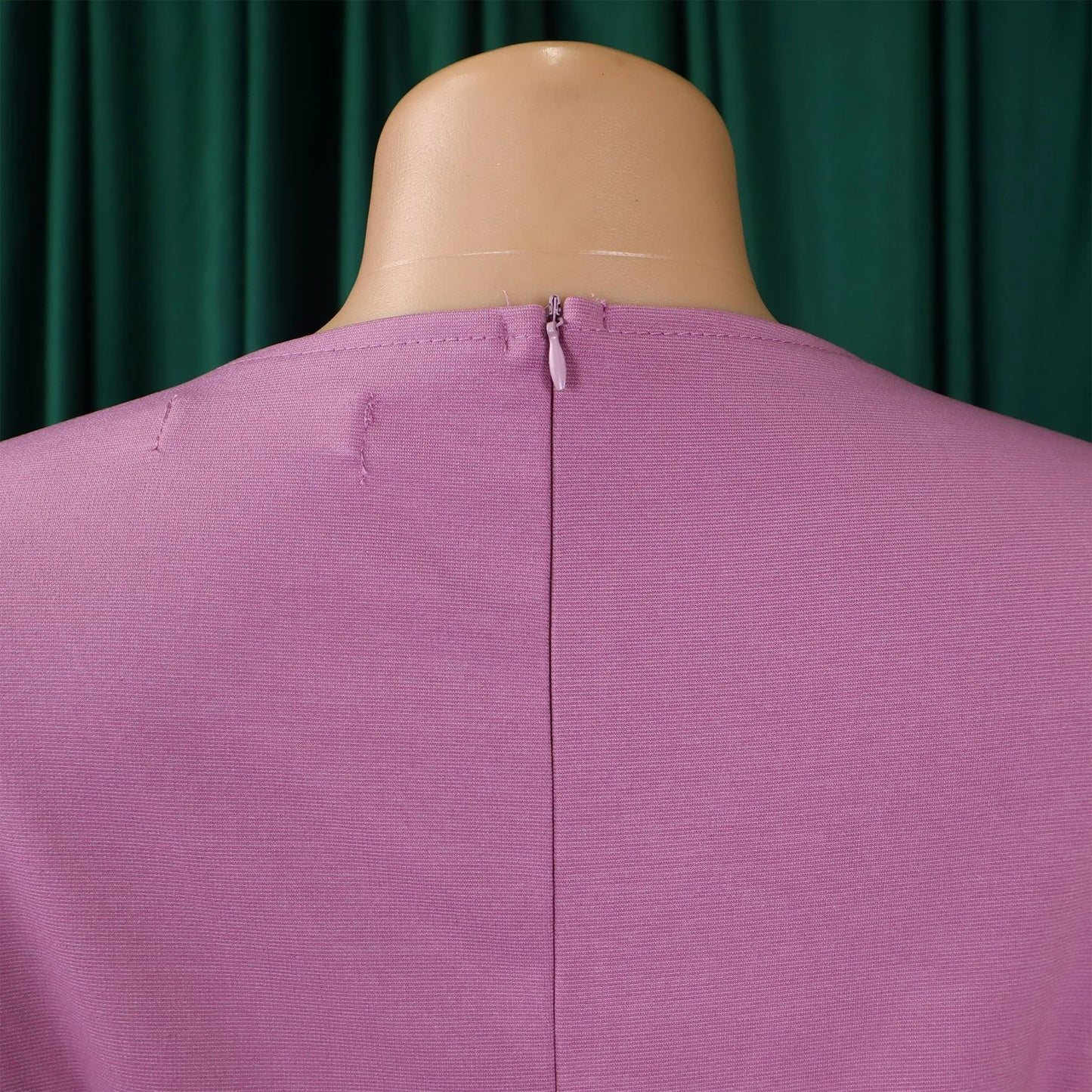 Vestido Formal para o Trabalho Feminino com Gola Assimétrica, Mangas Três Quartos, Cintura com Cinto, Silhueta Justa com Pacote de Quadris até a Panturrilha