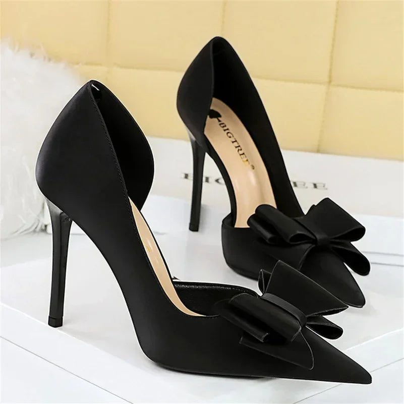Saltos Altos Femininos de 10,5 cm 2024, Bombas Laterais Vazadas Doces Coreanas, Salto Kawaii com Laço em Verde e Roxo, Sapatos de Seda Satin para Festa e Formatura