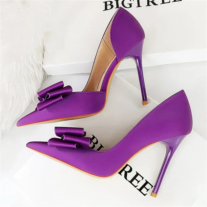 Saltos Altos Femininos de 10,5 cm 2024, Bombas Laterais Vazadas Doces Coreanas, Salto Kawaii com Laço em Verde e Roxo, Sapatos de Seda Satin para Festa e Formatura