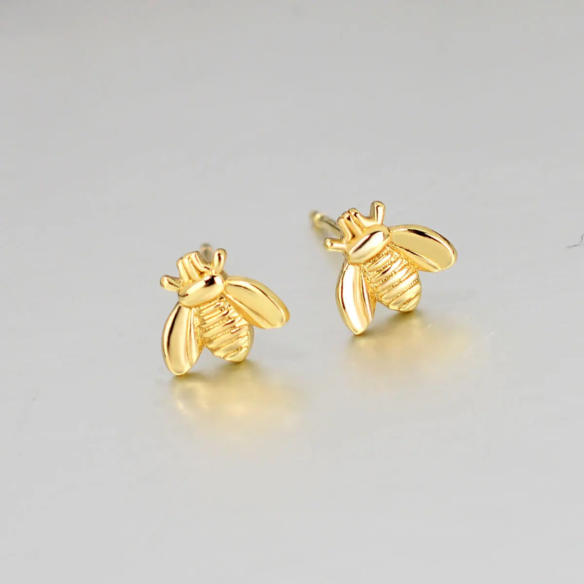 Brincos de Estudo de Inseto Fashion Cute - Brincos de Abelha Bumble Pequenos em Cor Dourada, Mini Rainha Abelha, Acessórios de Joias para Mulheres em Festa