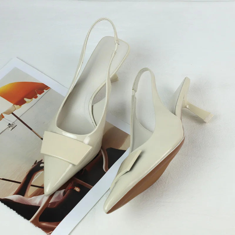 Sapatos de Negócios de Moda para Mulheres Sandálias Slingback Pretas de Couro Laqueado com Design Simples Verão 2025