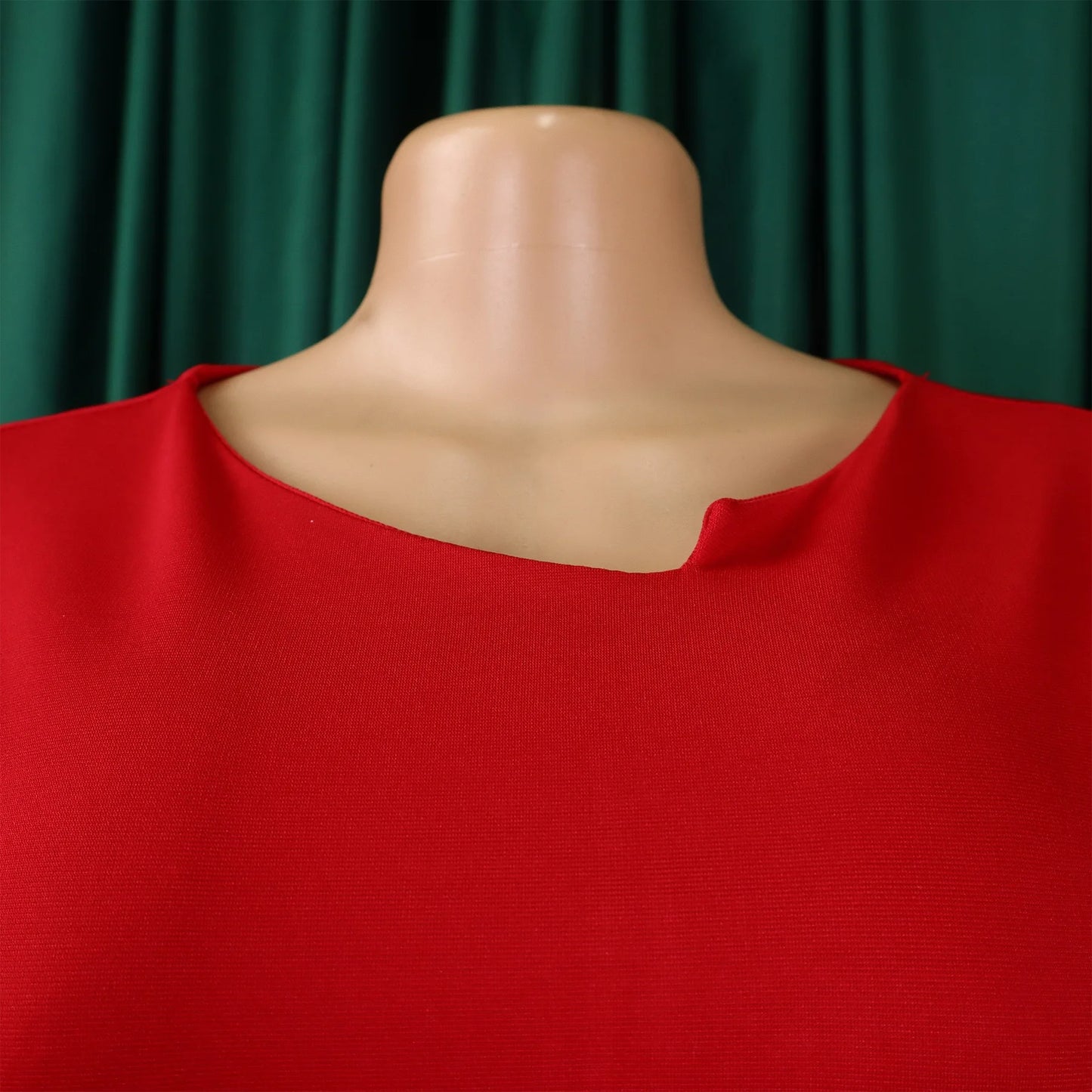 Vestido Formal para o Trabalho Feminino com Gola Assimétrica, Mangas Três Quartos, Cintura com Cinto, Silhueta Justa com Pacote de Quadris até a Panturrilha