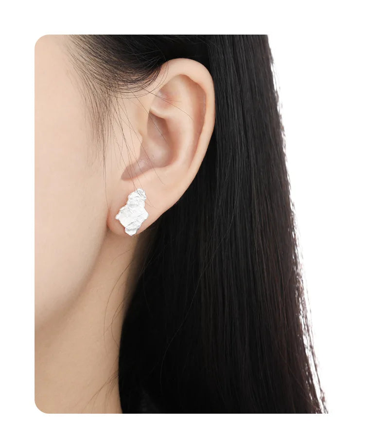 Brincos de Pino Assimétricos em Prata Esterlina S925 com Textura F.I.N.S, Joias Finas Irregulares e Desiguais para Furação de Orelhas, Acessórios Femininos