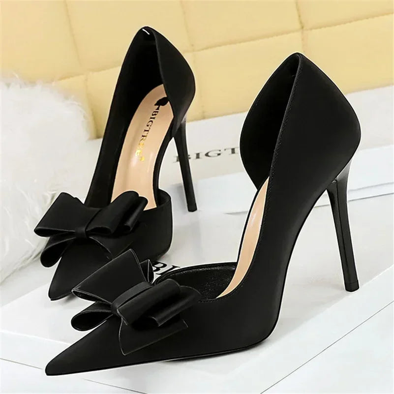 Saltos Altos Femininos de 10,5 cm 2024, Bombas Laterais Vazadas Doces Coreanas, Salto Kawaii com Laço em Verde e Roxo, Sapatos de Seda Satin para Festa e Formatura